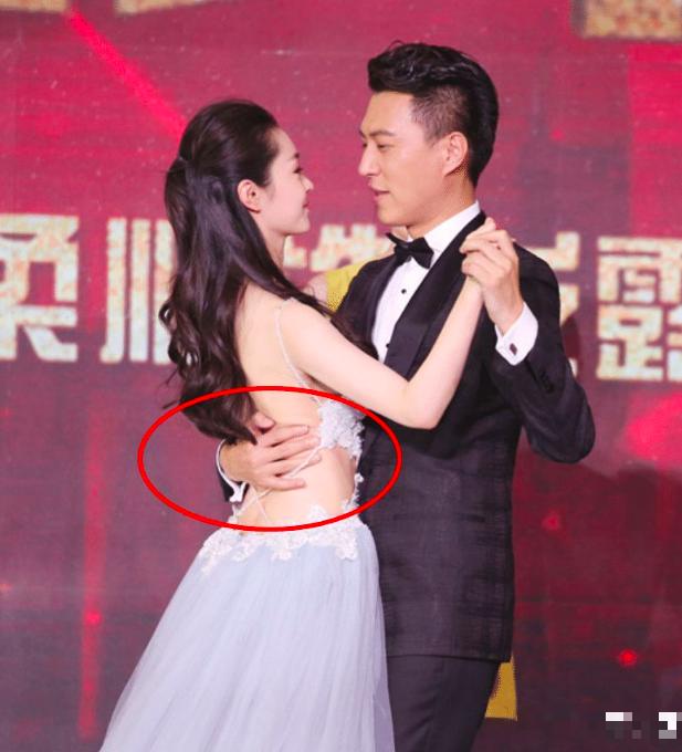 不得不说，宋轶真的很大胆，参加节目明知道要与靳东在台上跳舞互动，却依旧穿的如此火