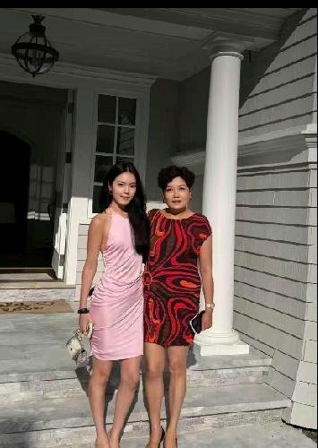 这是已故央视著名主持人李咏的妻子哈文携女法图麦·李的合影照。
        哈
