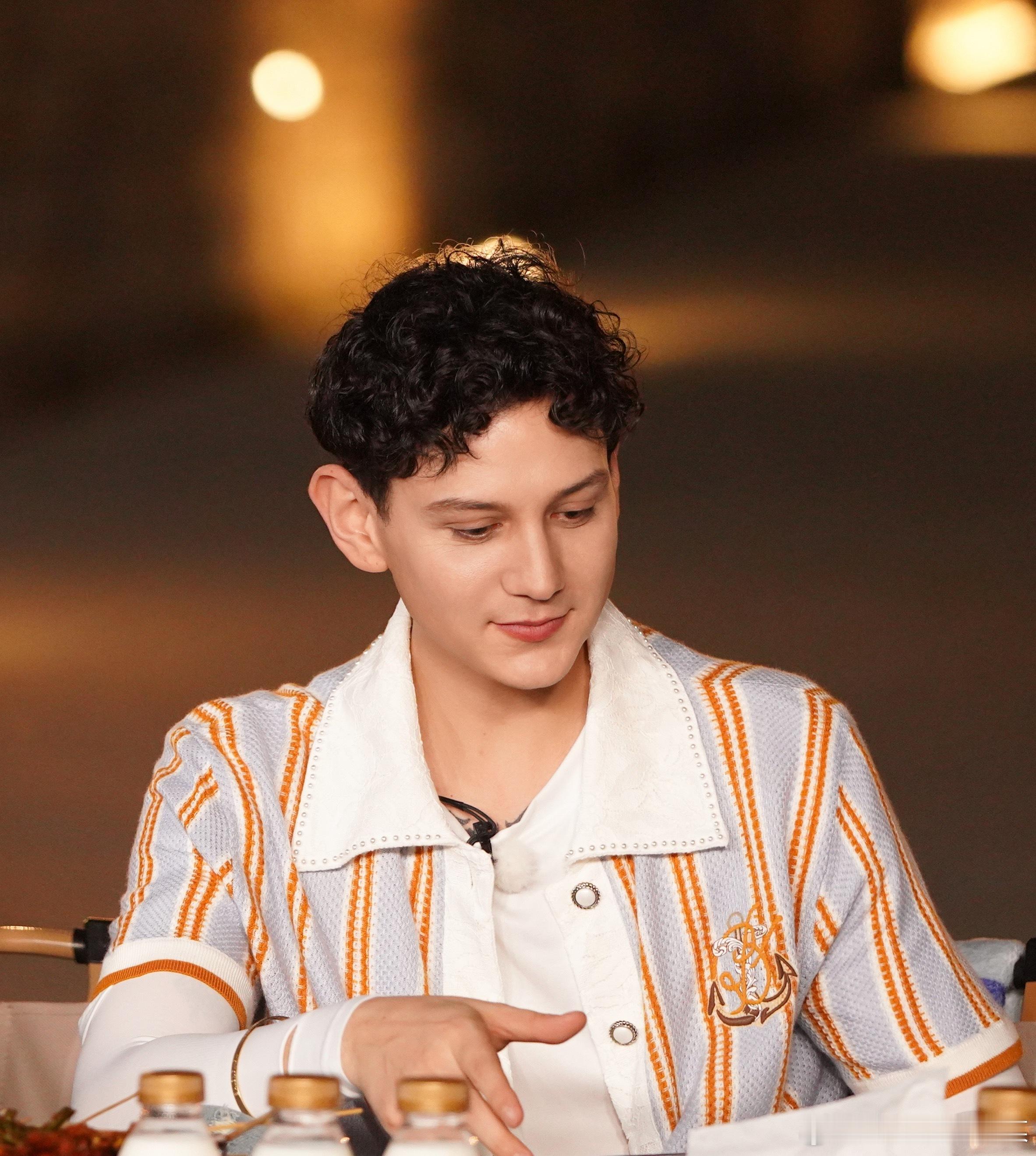 艾热走的是中文说唱包围内娱综艺的路线 艾热不仅仅在音乐领域创新，他通过综艺节目让