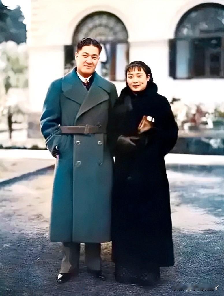 这是潘有声带新婚妻子胡蝶回福州老家探亲时的一张合影老照片，拍摄于一九三六年二月。