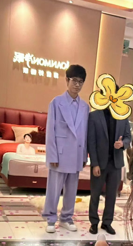李行亮无名指戒指 李行亮无名指还戴着戒指？这一对也没离婚吧，节目里这么抓马，果然