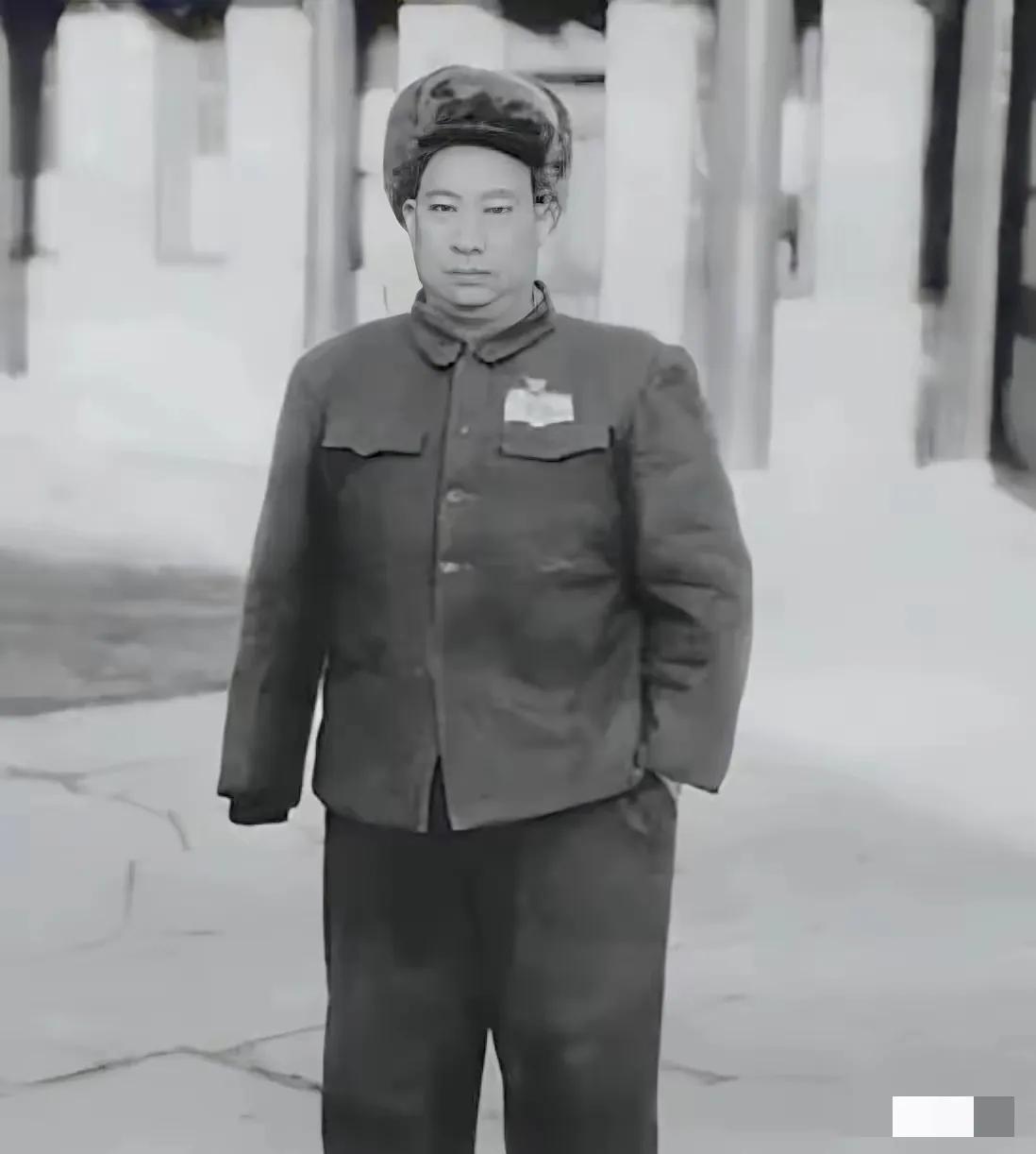 1937年雁门关伏击战中，贺炳炎目睹了一名八路军士兵被一个不满五尺的日本兵一刺刀