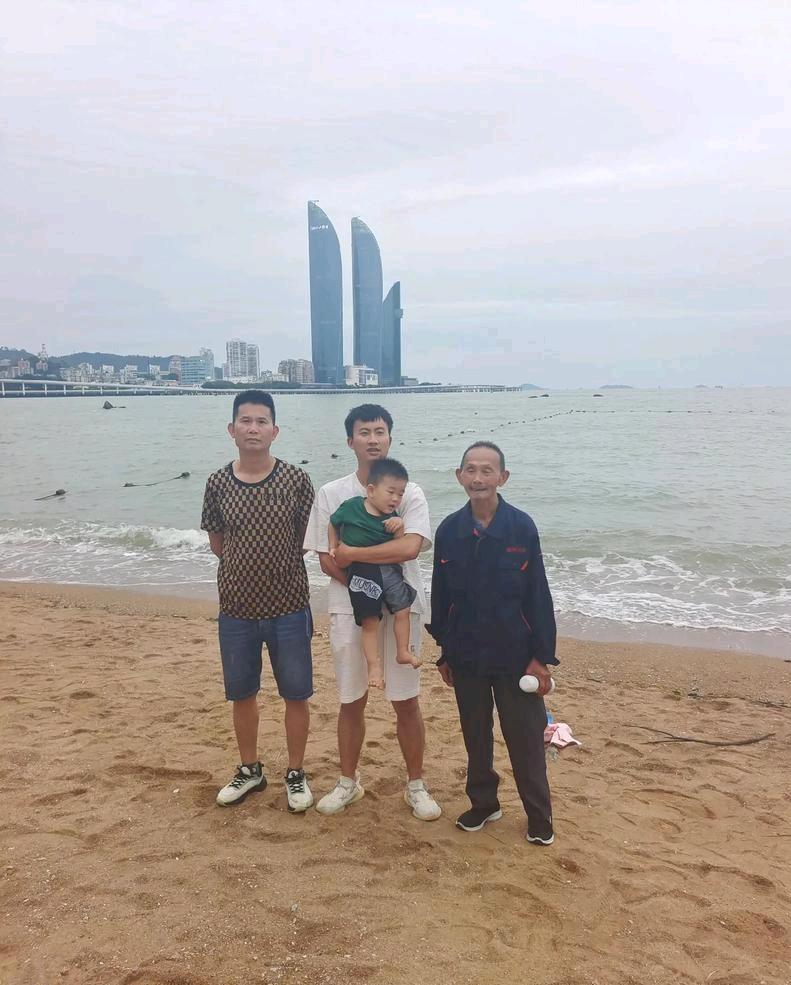 老公退休了，儿子儿媳带我们去厦门玩。临行前，我对极度节约的老公说，出去一定要管住