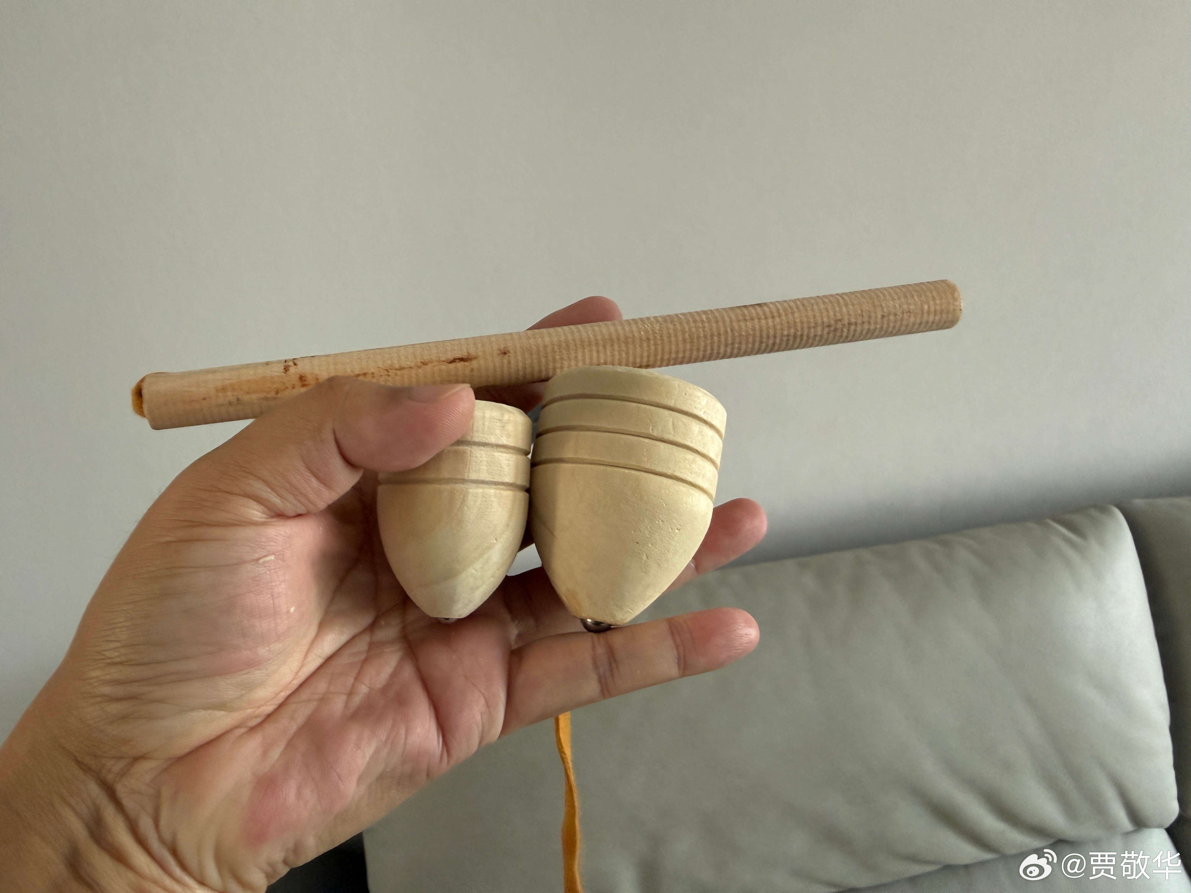 前几天网上买东西，商家发来了一个陀螺，我至今没弄清楚怎么玩。小时候的陀螺大多是自