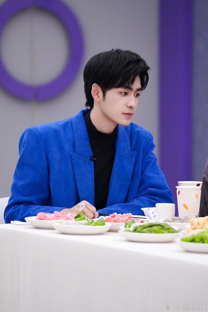 “第一天，在玻璃窗上出现你的笑脸”这段歌词一出，瞬间有了《一起来看流星雨》的画面