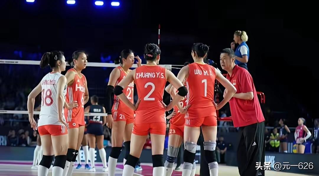 意大利女排3:2战胜了土耳其女排夺冠的，中国女排早早的回国解散了。
是中国女排完
