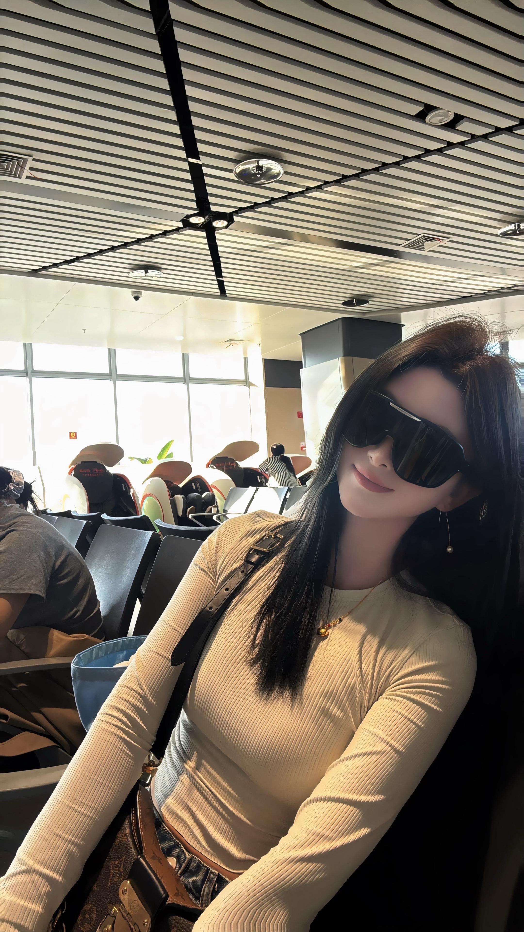 再次听到她的消息是她又去旅游了 她又拍出了很多人生照片 她说她只想做自...