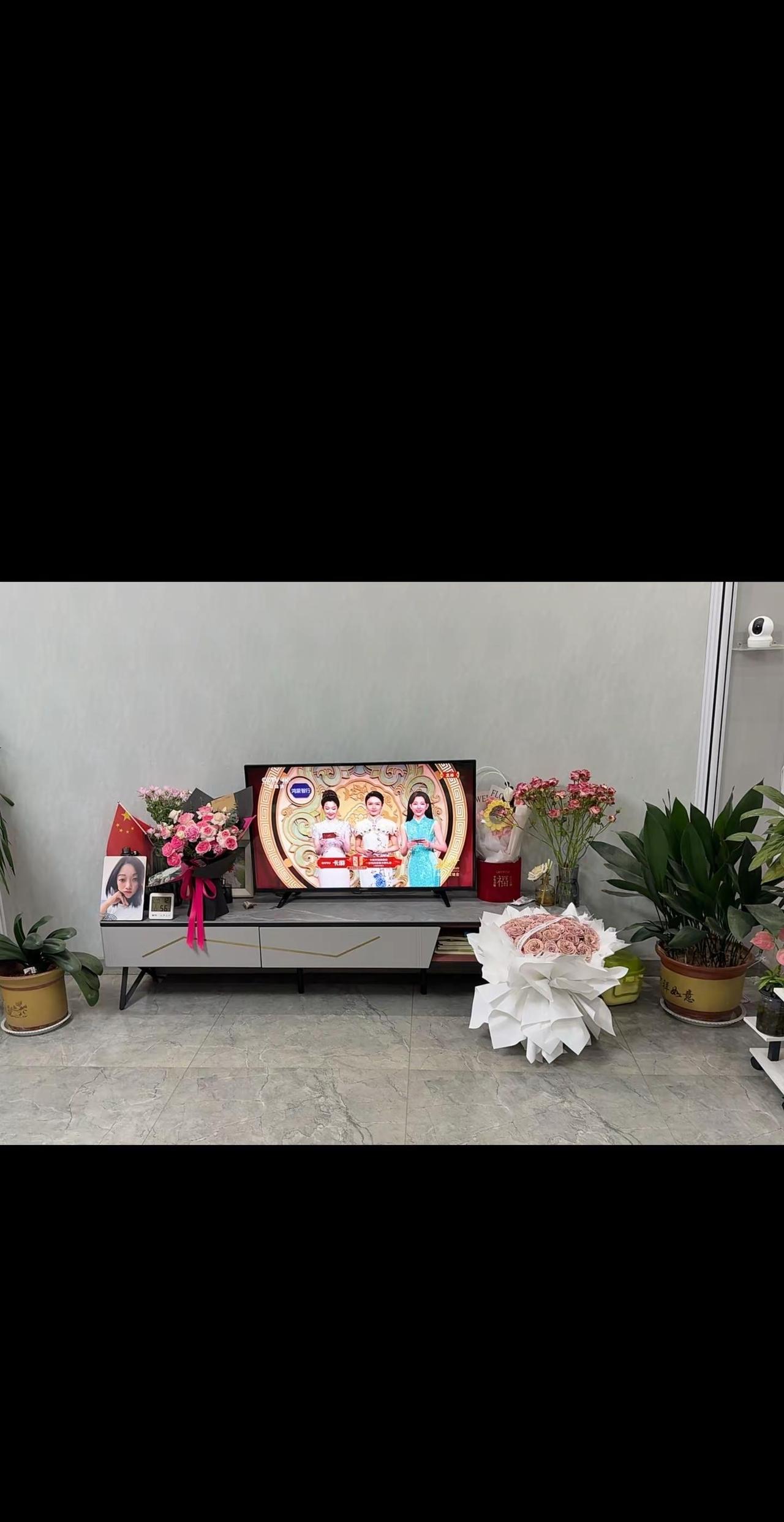 亲爱的老己，今年做个温暖的人，以最大的平静去爱我们不确定的生活，人静，心安，物简