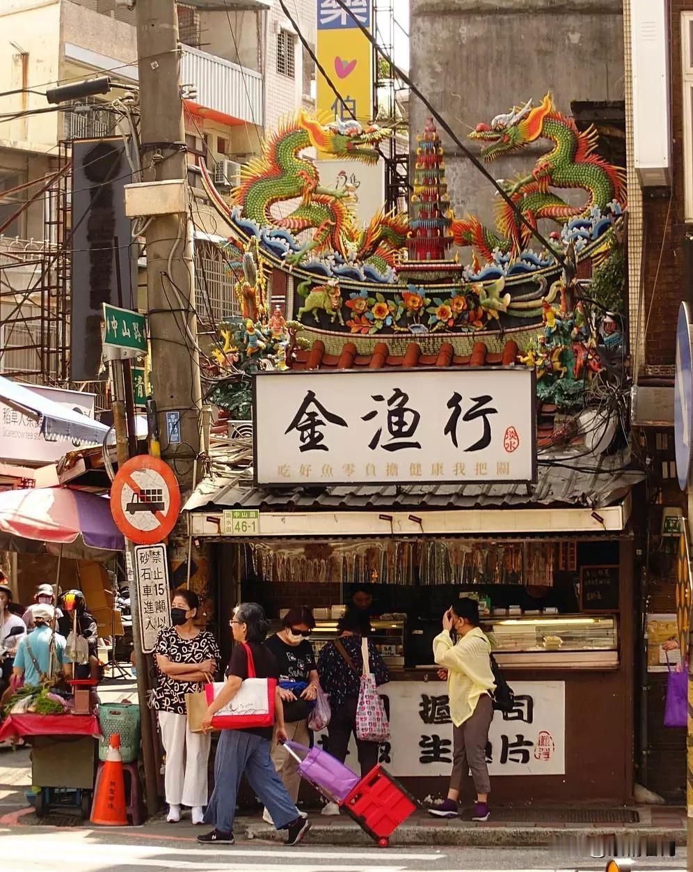 这几天我和家人在天津逛年货市集，街上都挂起了红灯笼，到处都是安安静静的过年气氛。