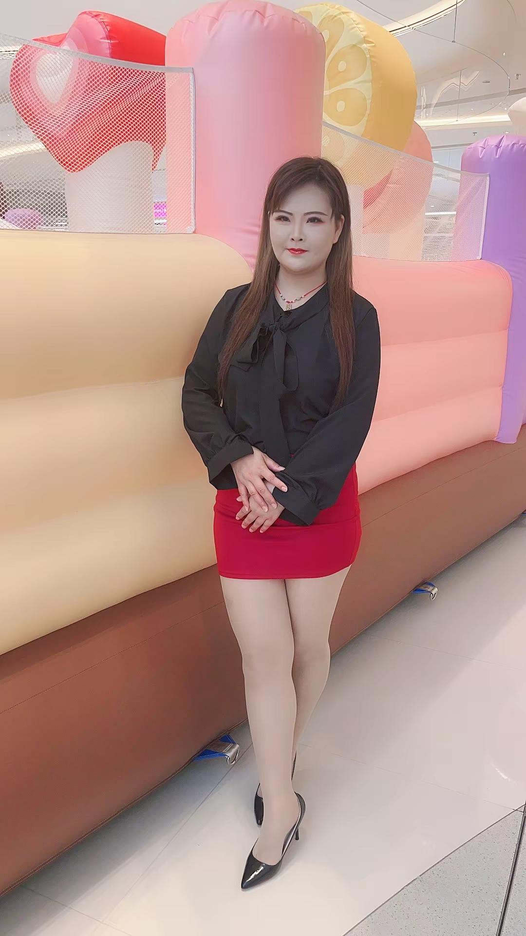 适合高跟鞋搭配的连衣裙 成熟女人穿搭 黑裙穿搭