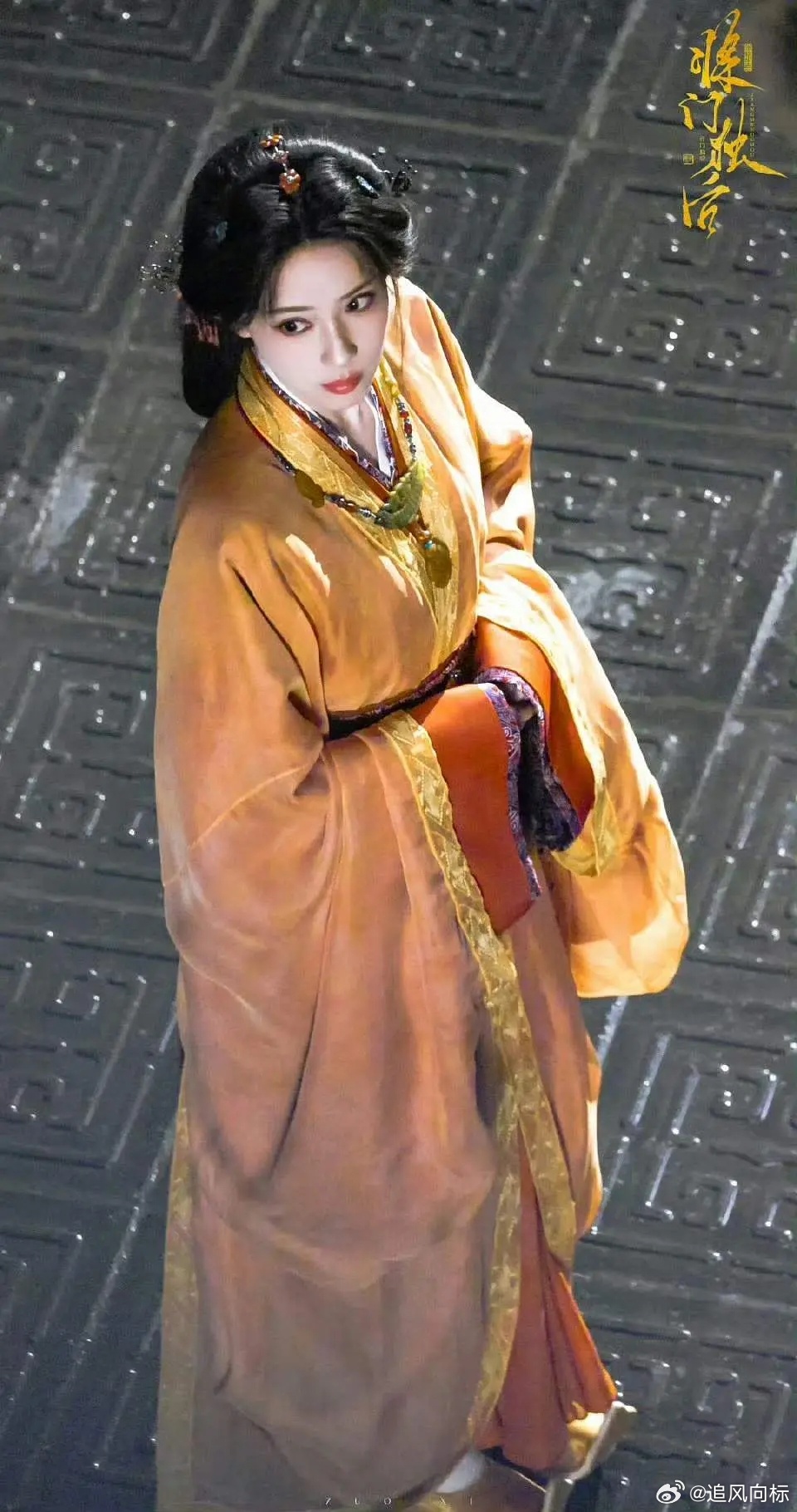 孟子义这个衣服晚上打光后比白天更有感觉 