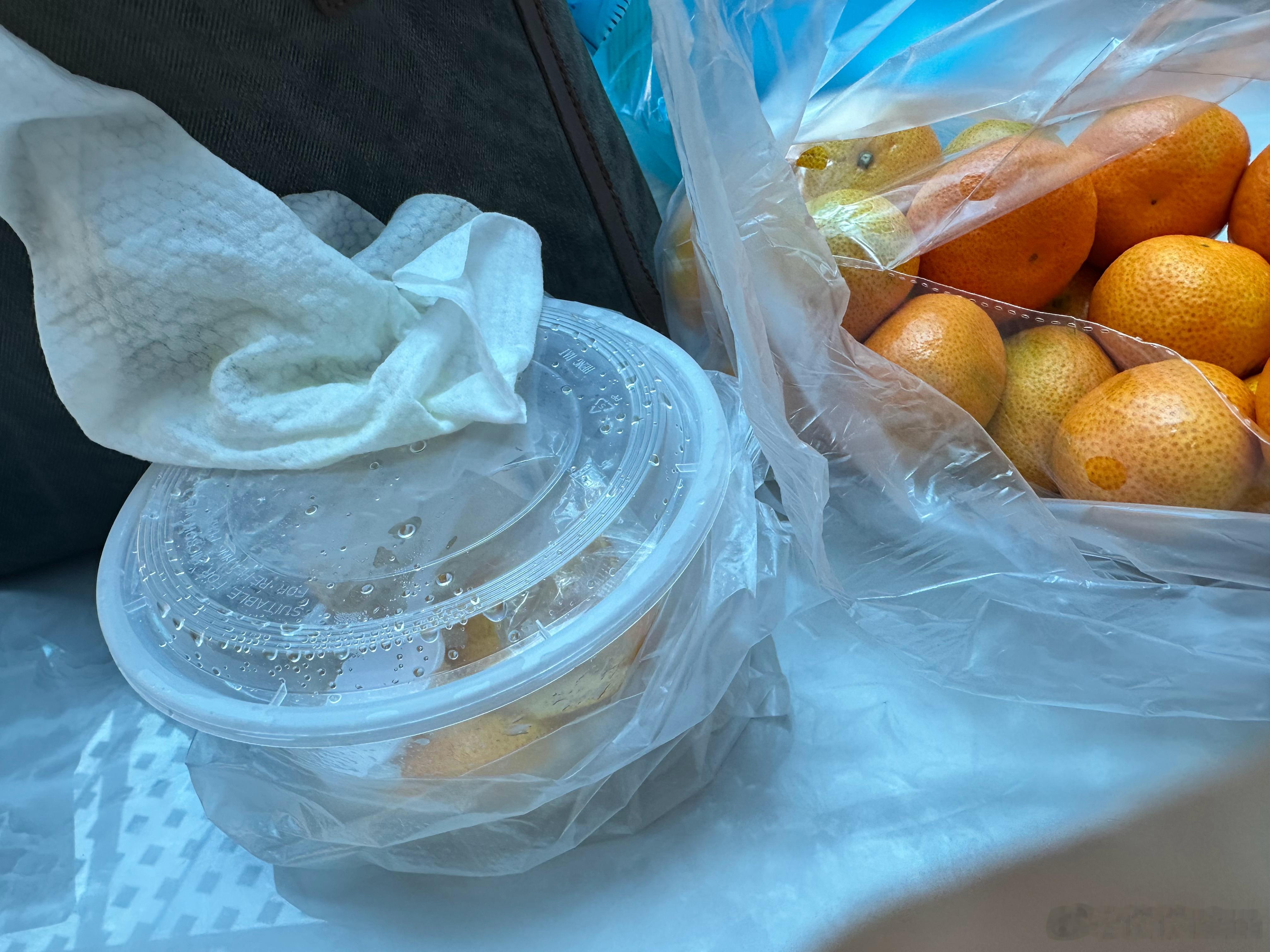 今天到医院里预约下个星期照肠镜的手术10块一碗皮蛋瘦肉粥，贵20块一斤无籽砂糖橘
