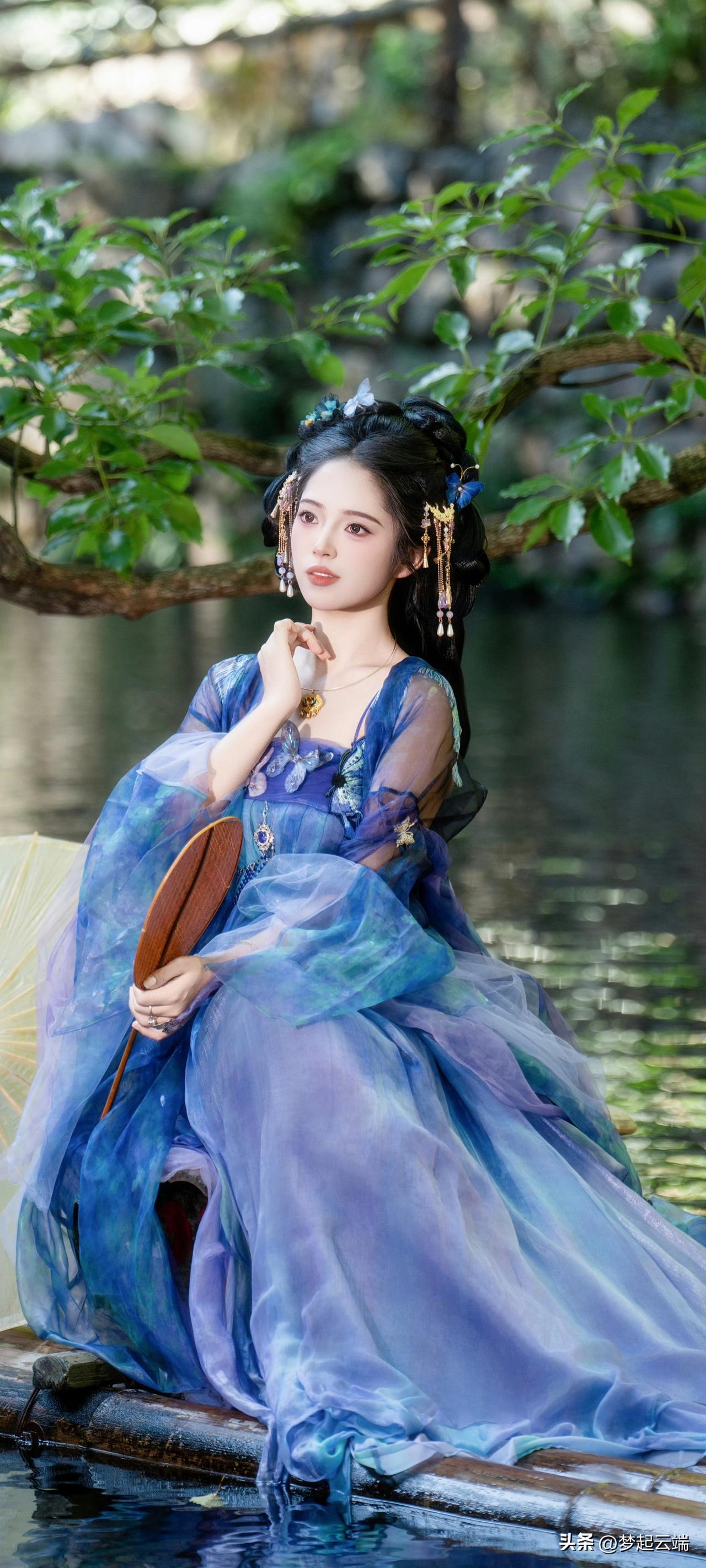 古风美人，湖畔静坐，手持团扇，衣袂飘飘，宛如画中仙。