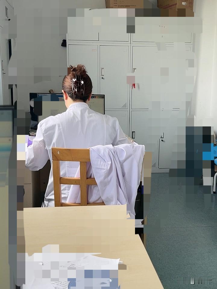我一位女同事，长的不怎么好看，但是超级自信，她跟同事聊天说：别看我现在生两个孩子