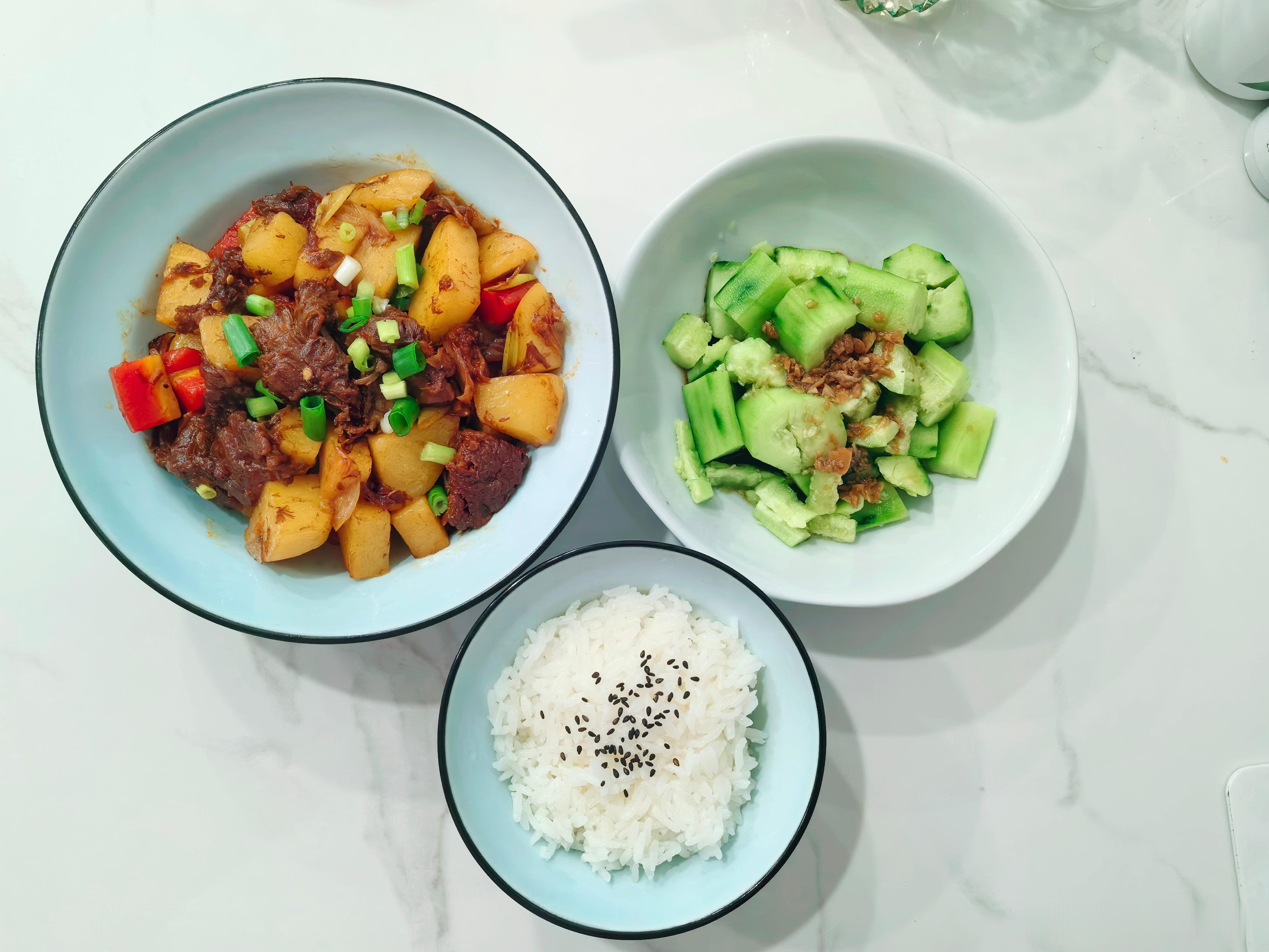 今日午餐 今天的午饭是土豆烧牛肉，顺手拍了根黄瓜🥒，除了米饭没吃完，两菜已进肚