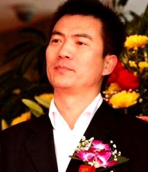 2006年，当妻子孙颖刚做完乳腺癌手术，黄健翔便决然提出离婚。孙颖泪如雨下地控诉