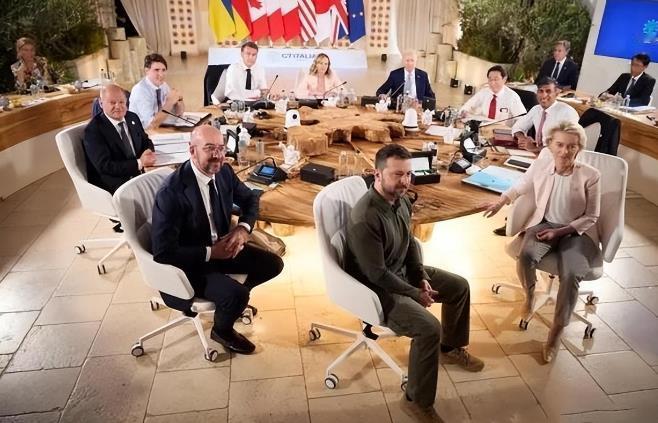 3个坏消息，G7峰会愁云惨雾，美围攻中国想翻盘，中俄欧不给机会。
 
G7峰会愁