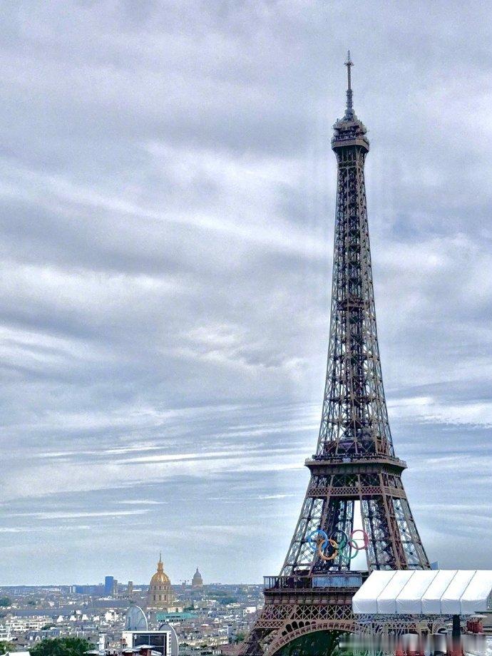 #李一桐巴黎偶遇中国游泳队#李一桐分享的合影充满温暖，与汪顺、覃海洋的相聚让人欣