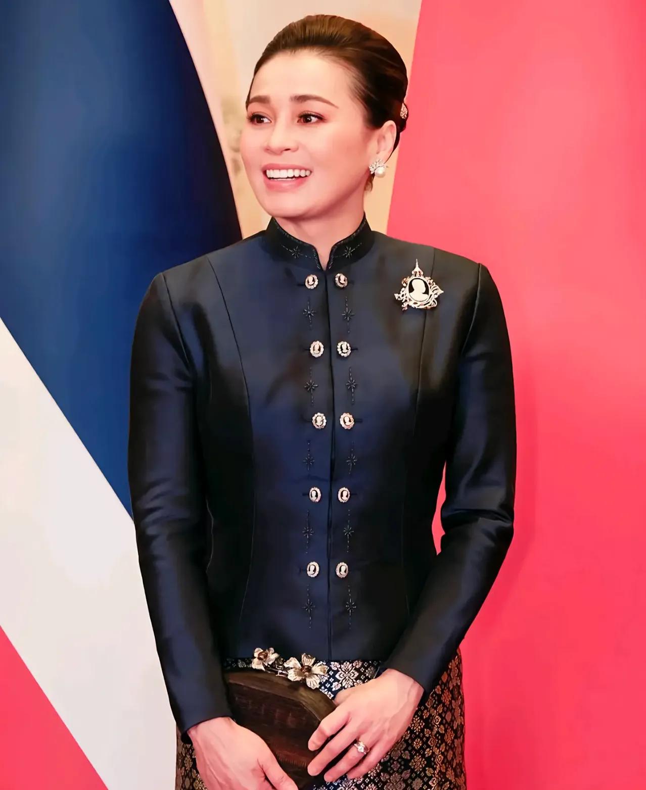 在泰国王室那片风云变幻的深宫中，苏提达王后的地位早已超越了“君主配偶”的符号。她