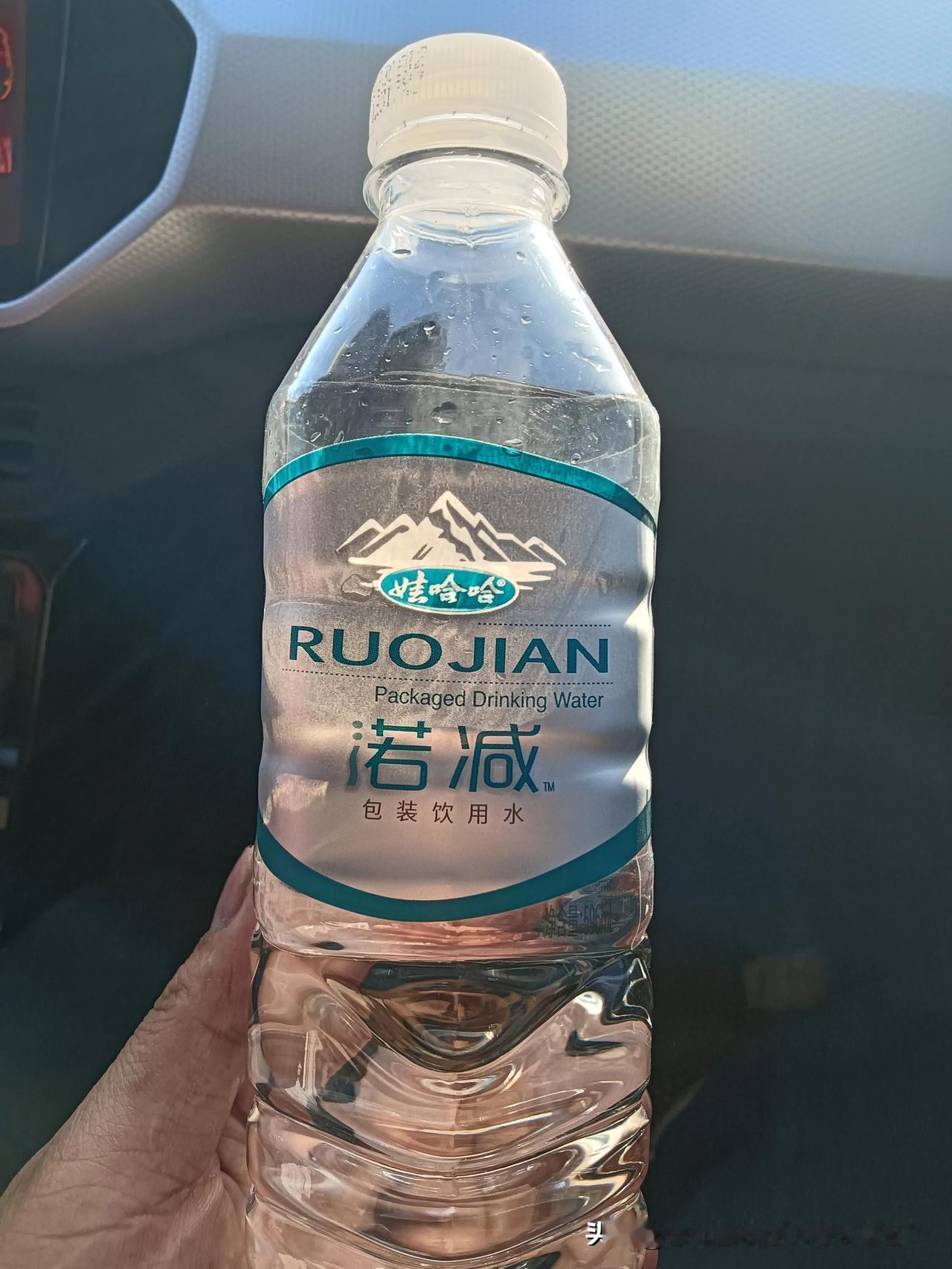 从小到大都喜欢的一款水“娃哈哈”，今天又买了一瓶，那个时候只是因为它瓶子是正方体