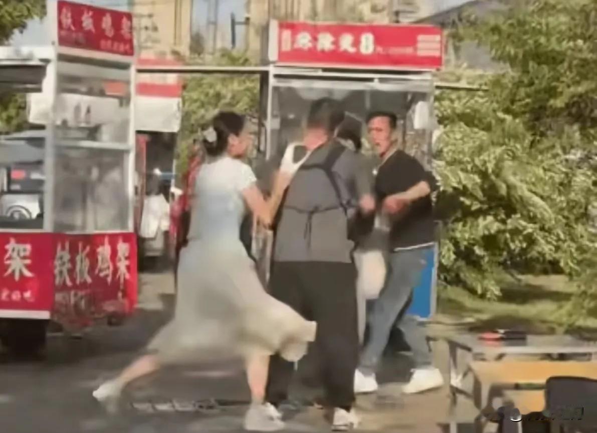深挖淮南夜市摊位互撕根源，太现实了
 咱们就来说说：
夜市管理就是摆样子，形同虚