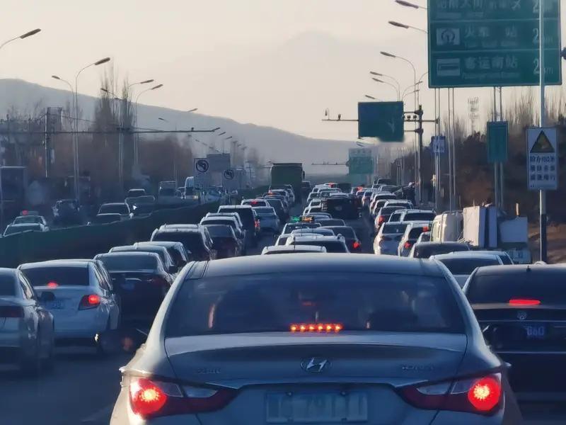 春节返程高峰时，高速路上仿佛上演了一场“冰火两重天”的大戏，一边堵得像蜗牛搬家，