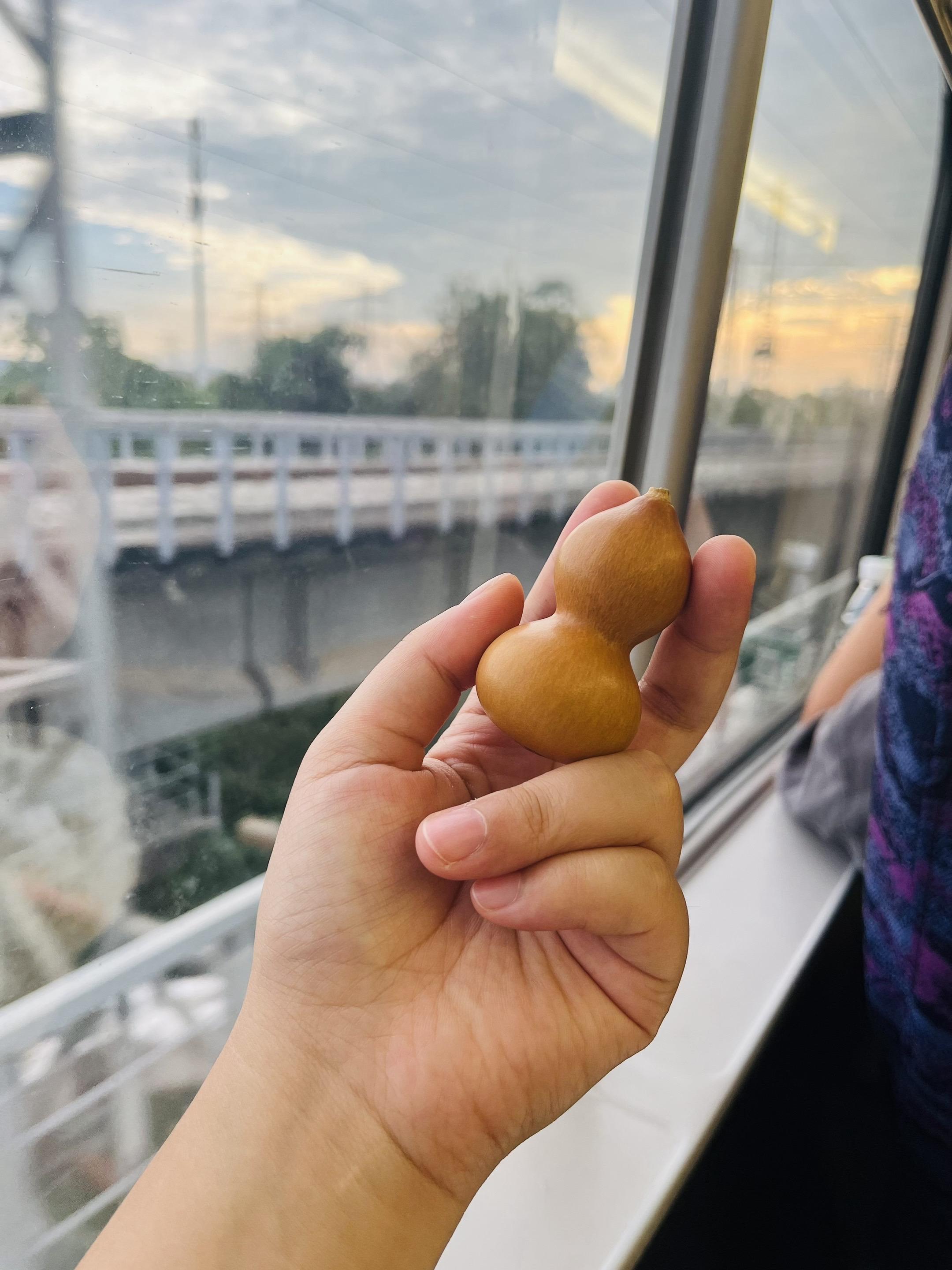 一代人有一代人的情感，举头三尺，人间四方。在这片辽阔的土地上，没有人可...