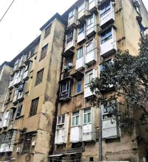 昨晚和一个在住建系统的朋友聊天，他说道：现在风向彻底变了，手里有老破小的，千万别