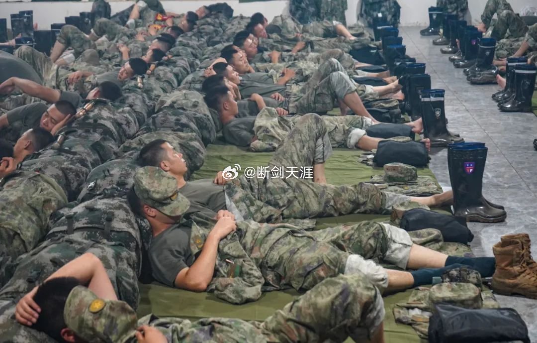 #子弟兵连续奋战抢修受损堤坝#防汛救灾，北陆官兵在行动，灾后重建，子弟兵全力以赴