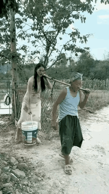 看把爷爷累的！爷爷非要和孙女抬一桶水，走出不远就累得气喘吁吁，满头大汗！只好停下