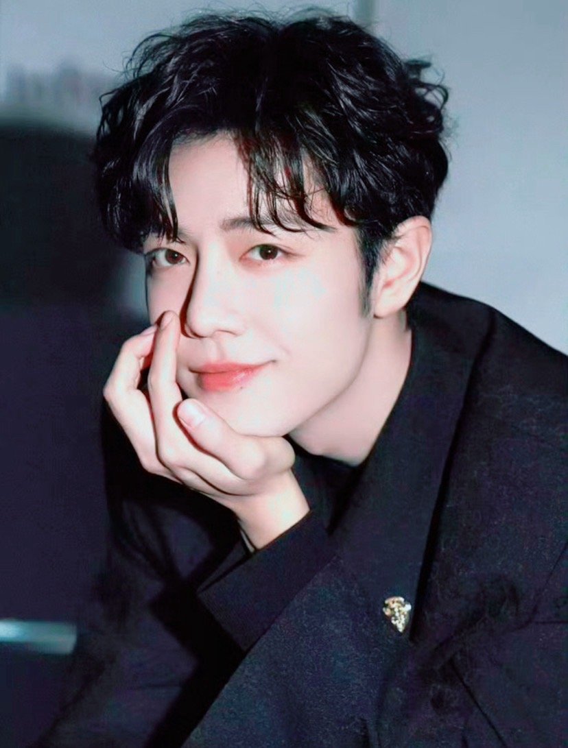 爆光啦！肖战2号飞青岛进组 网传肖战4月2号就要飞青岛进《十日终焉》的组啦！从《