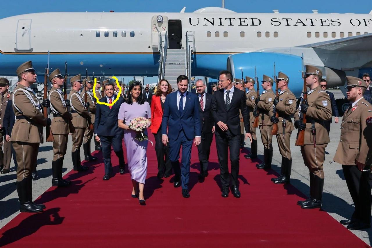 【万斯带的谈判团成员有故事】这张照片非常有故事，是在匈牙利大选前拍摄的。

万斯