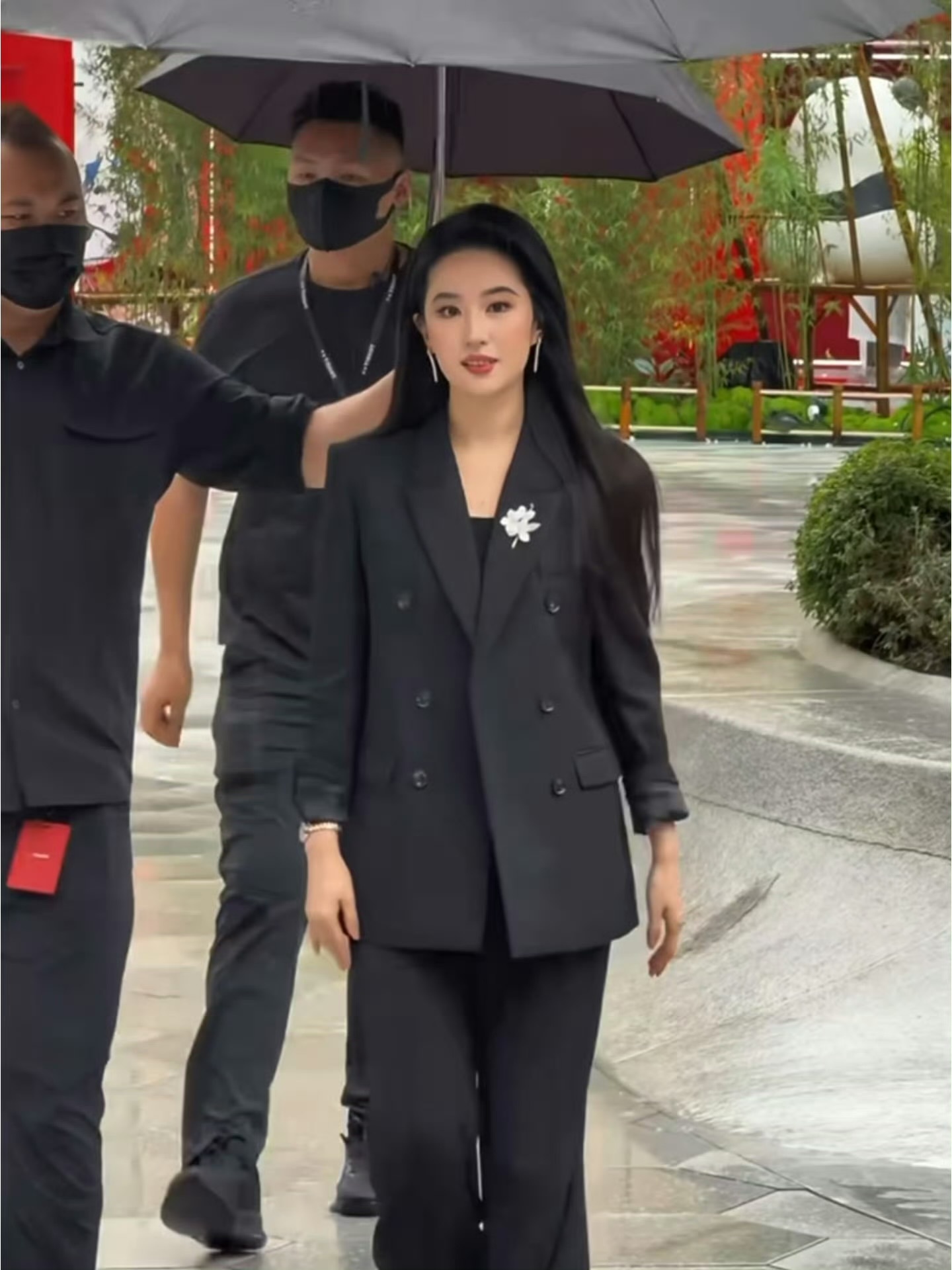 刘亦菲成都活动刘亦菲黑西装太飒了