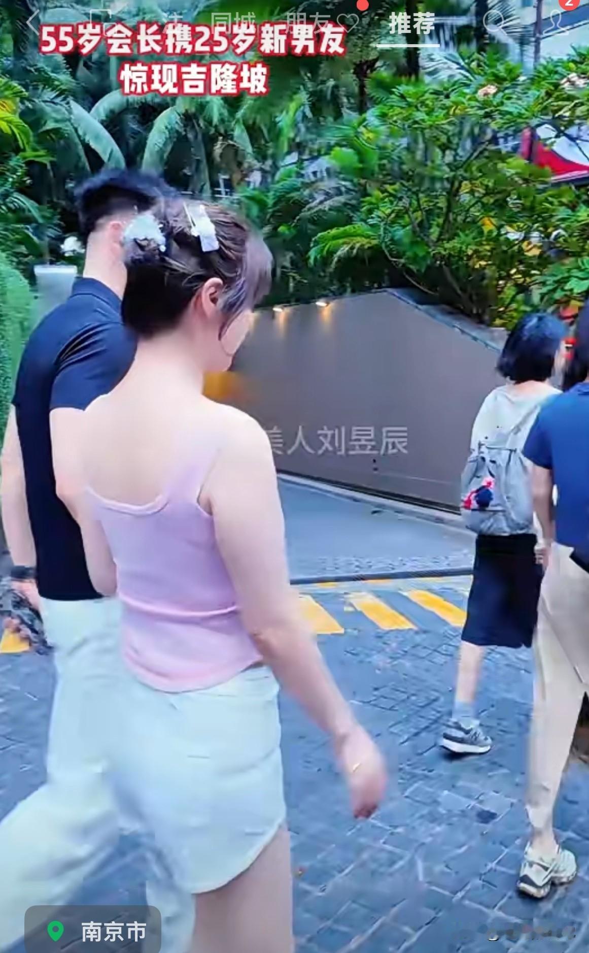 于文红新男友才25岁，比她小了整整30岁，于文红承认，是她主动追的男孩子。

有