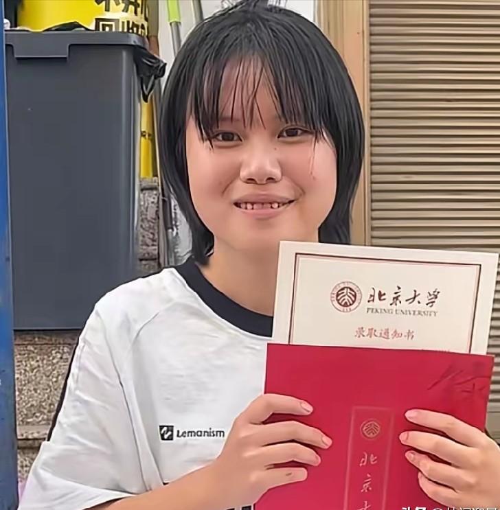19岁云南女孩靠残疾父亲擦皮鞋供她读书，今年高考考了674分，当她在集上卖蘑菇时