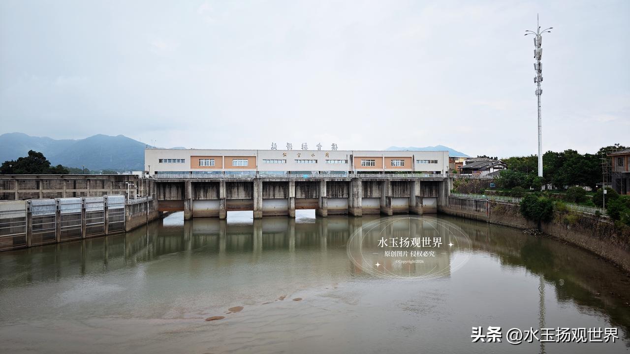 很多人来福州旅游，扎堆往三坊七巷跑，却很少有人知道闽侯侯官村的江边，藏着一座安静