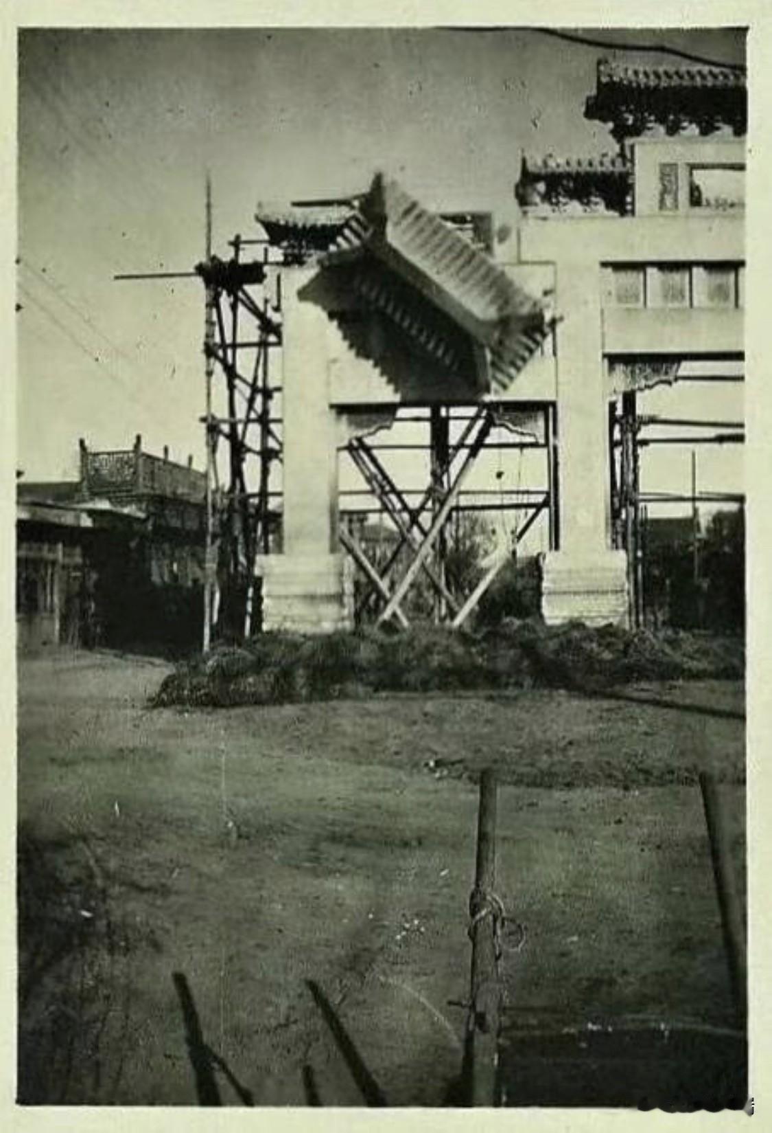 照片为拆除中的克林德牌坊，北京，1918年11月13日。其直接原因是第一次世界大