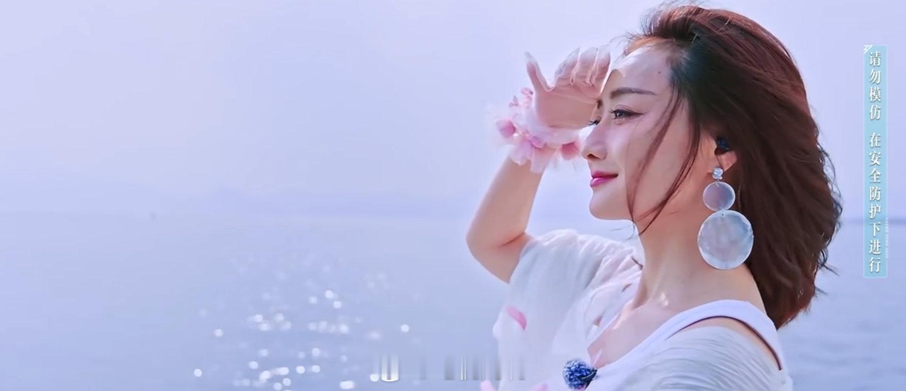 向云端坐着帆船来的乘风2025三公《向云端》的灯光师必须加鸡腿！傍晚时分的暖金色