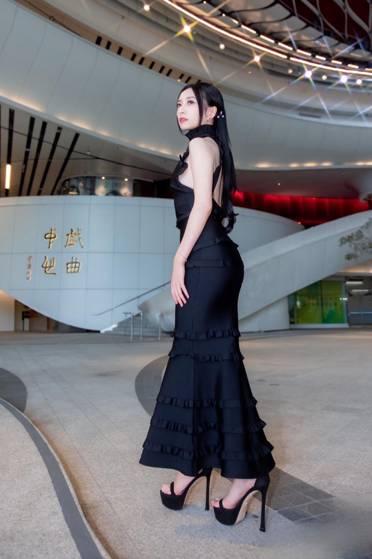 黑裙高跟美女！
很喜欢这个调调，远远看着，人家是真有魅力啊……