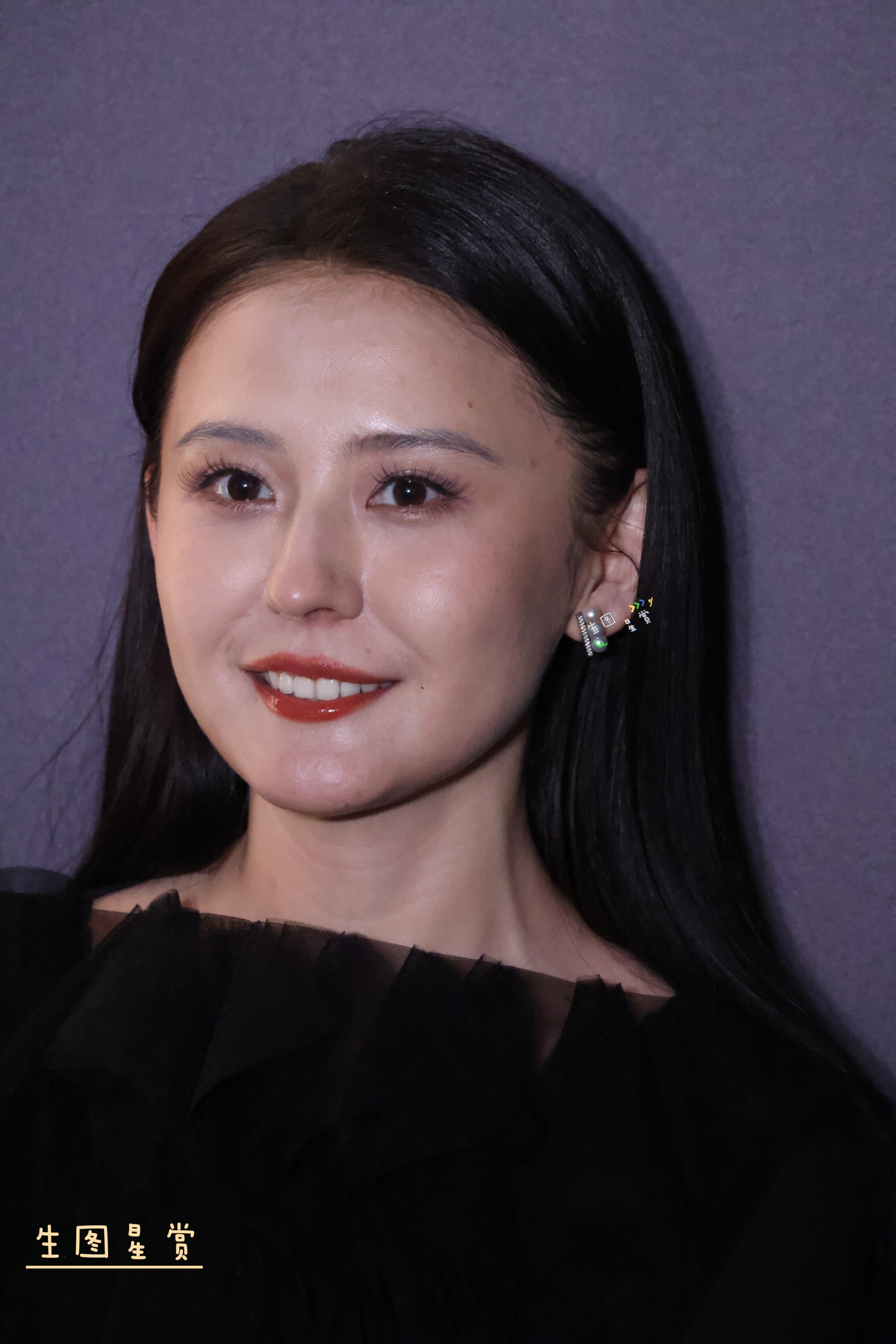 热依扎T风格论坛生图演技派大女主杨幂热依扎活动拥抱热依扎