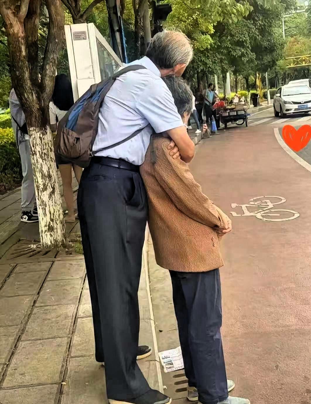 谁懂啊家人们！在公交站被这一幕狠狠戳中了！！

老爷爷从身后轻轻环抱住老奶奶，下