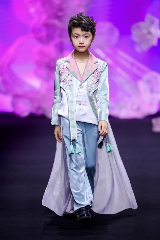 红鼓小爱·陆芳华 2026春季中国国际时装周大秀，非遗工艺大放异彩！设计师陆芳华