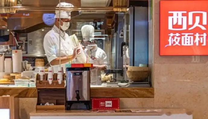 西贝门店回应有顾客公筷喂狗立了规矩就要严格遵守，这种事儿店里人员责任小不了！ ​