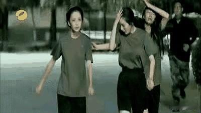 这对比太扎心了！

昨天刷到丫丫和杨幂参加综艺的路透视频，本来抱着看两大美人同框