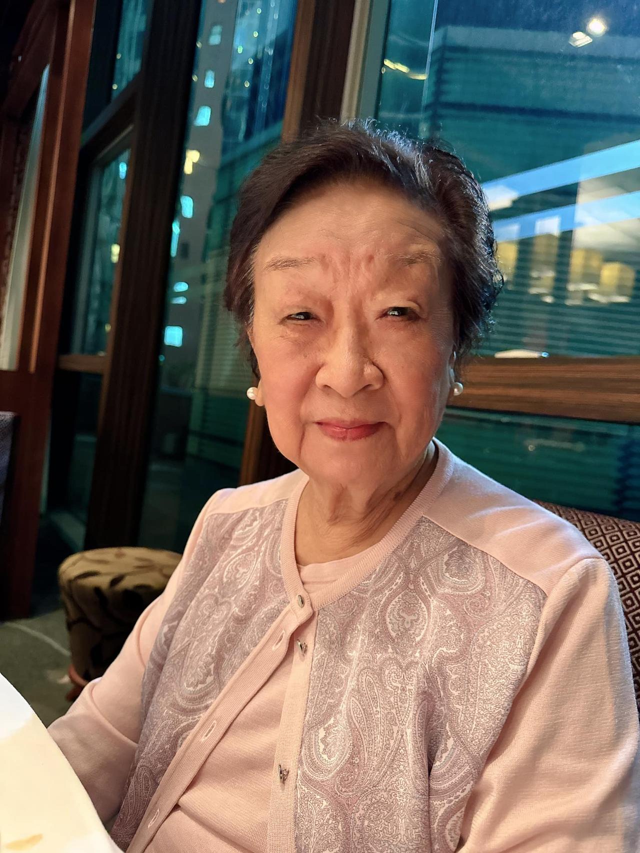 她是著名烹饪节目主持人，1982年开始在香港亚洲电视主持节目《方太生活广场》和《