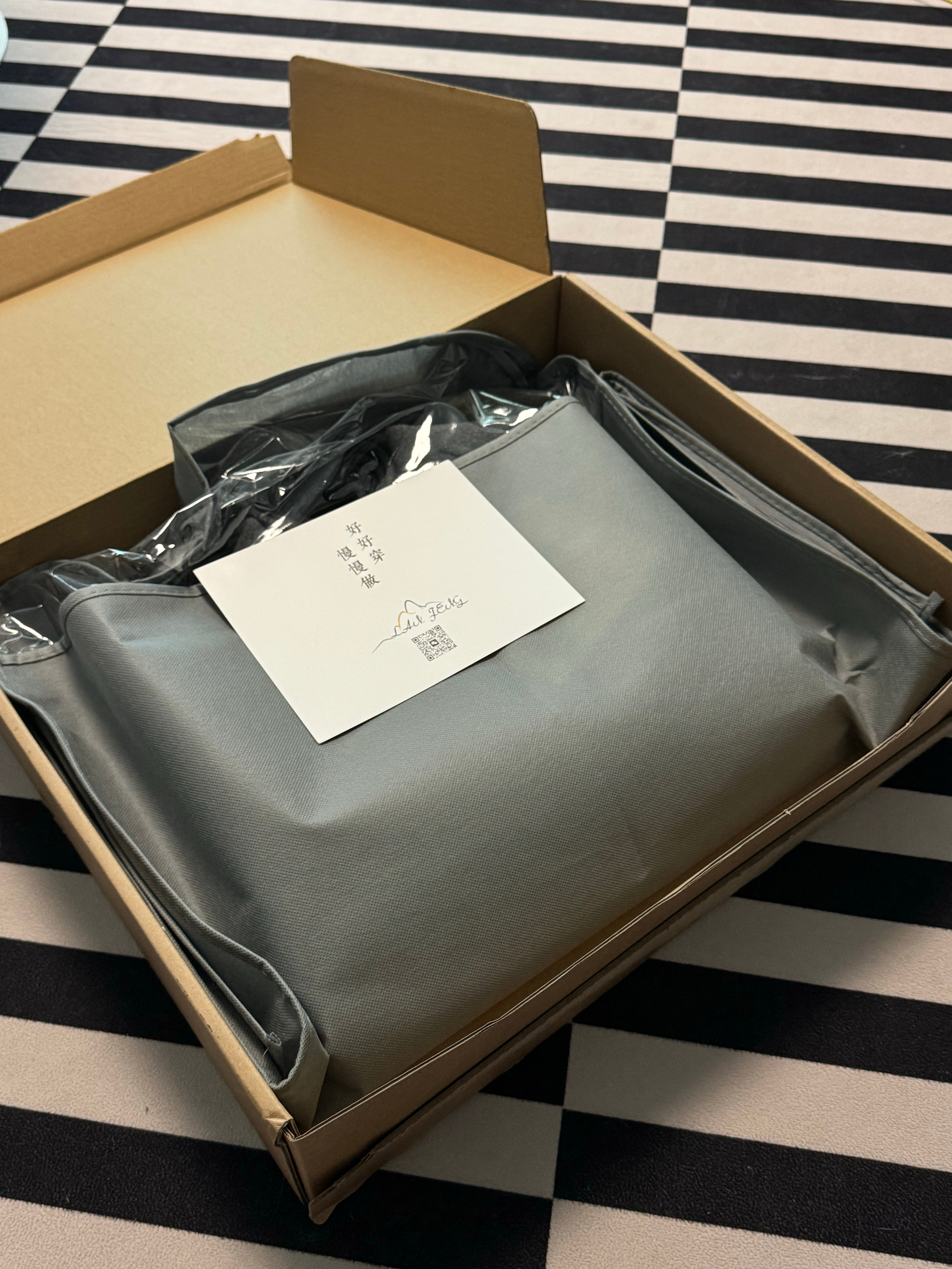 收到了我们的外套，一打开好香呀，等出差回来搭配一下，短款显个高，闪亮你们