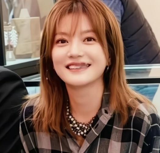 小燕子这回真飞不起来了。8488块钱，法院上门追着要。搁当年，这点钱算个啥。前夫