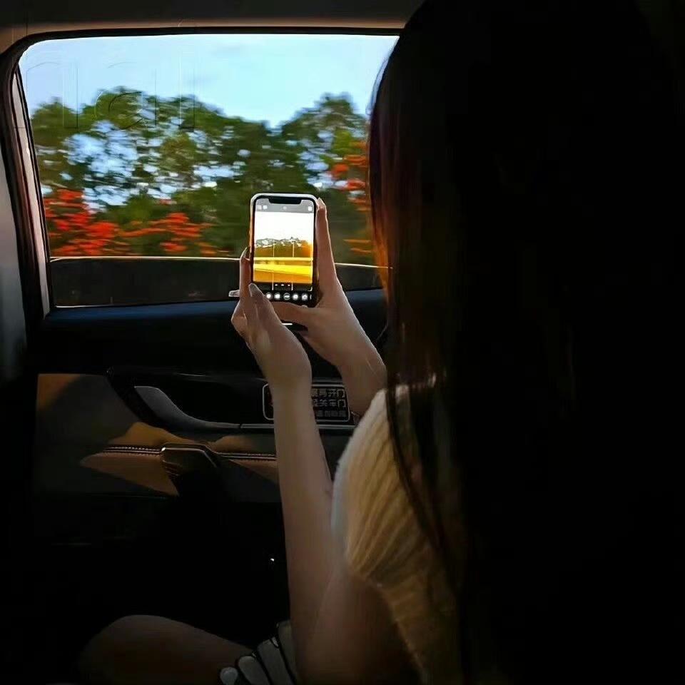 凌乱的头发，蜡黄的脸，沉默的眼袋，焦虑的情绪，回首看，已是中年”