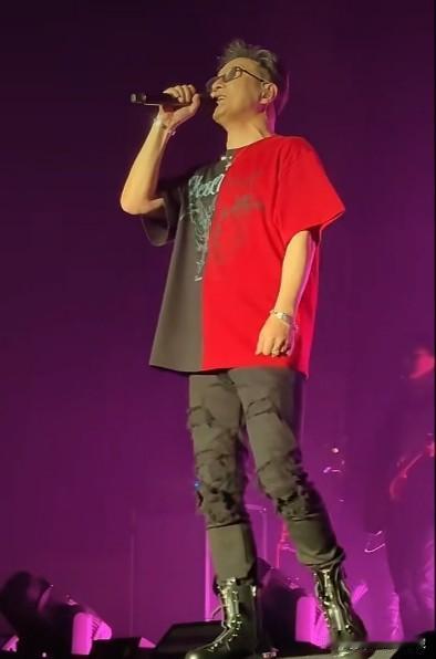 11月29日，天津演唱会上的汪峰演唱了《春天里》和《一起摇摆》，身穿紧身破洞牛仔