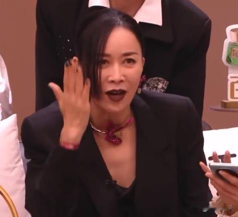 心疼那英！明明只是因为得了带状疱疹才用头发遮住一边脸，结果却被黑粉吐槽发型抄袭了